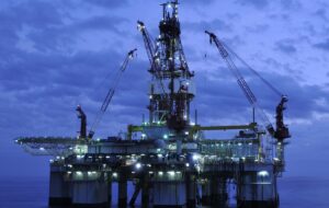 نفت جان گرفت، اما سقوط ادامه دارد/ آتش‌سوزی پالایشگاه شورون قیمت‌ها را یک‌درصد بالا برد