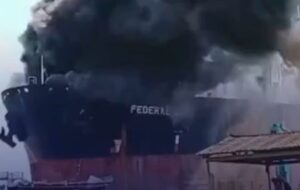 آتش‌سوزی مهیب نفتکش در اندونزی جان ۱۰ نفر را گرفت