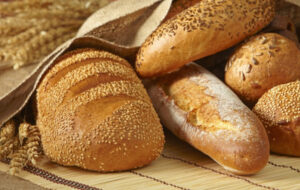 آیا وجود کنجد روی نان‌های سنتی مفید است؟/ ریسک‌های استفاده از نان‌های کنجددار