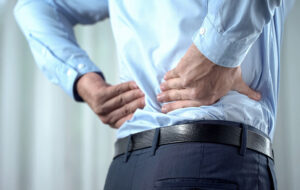 چرا کمردرد می گیریم؟/ این علائم را جدی بگیرید