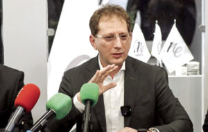 بابک اینجا، بابک آنجا، بابک همه جا!/ بابک زنجانی پلتفرم تلویزیون هم خرید