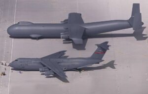 بزرگ‌ترین هواپیمای نظامی جهان با قابلیت حمل ۱۲ هلیکوپتر آپاچی!