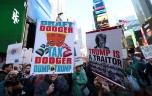 ترامپ تاج بر سر شد / عکس