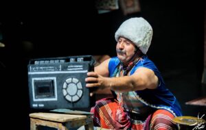 تلاش یک مطرب لال برای گذران زندگی