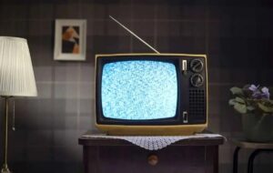 پخش یک تبلیغ پرسش‌برانگیز از تلویزیون