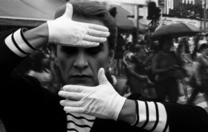 تمام شهر صحنه‌ی نمایشی فراتر از دیوارها/ رونمایی از اثری نوشته شاهد و رسپینا پیوند