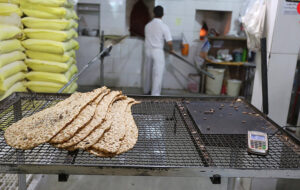 تنور داغ نانوایی های آزادپز در بالا شهر/ نان را در هر کوچه به یک نرخ میفروشند تنور داغ نانوایی های آزادپز در بالا شهر/ نان را در هر کوچه به یک نرخ میفروشند