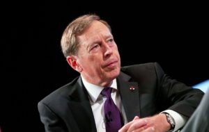 دیوید پترائوس ژنرال سابق آمریکایی  از کاخ جمهوری در بغداد بازدید کرد