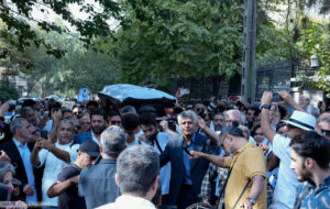 روزنامه اصولگرا: بسیاری از اهالی سینما و روشنفکران چون نان به نرخ روز می خورند، در مراسم تشییع ناصر تقوایی شرکت نکردند روزنامه اصولگرا: بسیاری از اهالی سینما و روشنفکران چون نان به نرخ روز می خورند، در مراسم تشییع ناصر تقوایی شرکت نکردند