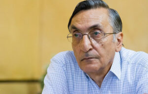 آیا این مرد به اندازه یک تخت بیمارستانی و یک پرستار به گردن فرهنگ این کشور حق ندارد؟!/ کامران فانی را به خانه سالمندان بازنگردانید