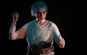 زنی که برای بازگشت برکت به باغ، به عقد درخت درآمد/ چرا کورِ خودیم و بینای کارِ دیگران؟ زنی که برای بازگشت برکت به باغ، به عقد درخت درآمد/ چرا کورِ خودیم و بینای کارِ دیگران؟