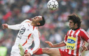 عکس| جنجالی‌ترین صحنه فوتبال ایران/ ضربه علی دایی به صورت شیث رضایی!