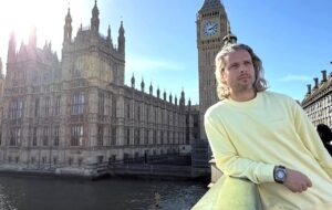 عکس| حال خوب ستاره سابق پرسپولیس در خیابان‌های لندن