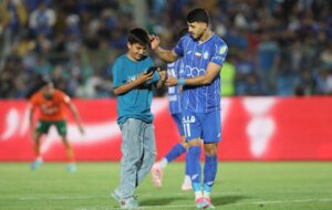 عکس| سلفی با ستاره استقلال وسط بازی!