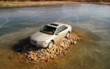 عکس | ماجرای عجیب‌ترین دریاچه دنیا / این خودرو در وسط آب چه می‌کند؟