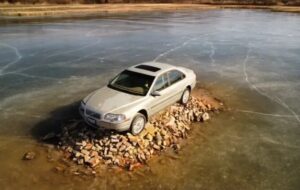 عکس | ماجرای عجیب‌ترین دریاچه دنیا / این خودرو در وسط آب چه می‌کند؟