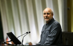 استقبال دختری با لباس سنتی از قالیباف در خراسان شمالی + تصویر