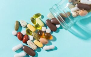 مصرف بیش از حد ویتامین چه خطراتی برای سلامتی دارد؟ مصرف بیش از حد ویتامین چه خطراتی برای سلامتی دارد؟