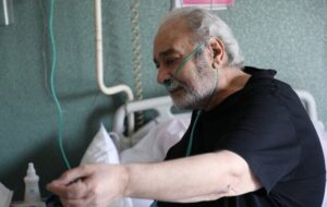 وداع قبل از رفتن جواد عزتی و عباس جمشیدی‌فر با محمد کاسبی/ عکس