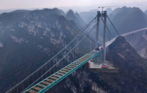 چین بلندترین پل جهان را افتتاح کرد چین بلندترین پل جهان را افتتاح کرد