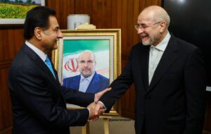 رییس مجلس ملی پاکستان تابلویی از تصویر قالیباف را به او هدیه داد + عکس