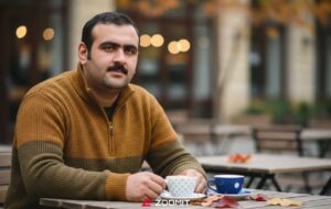 با این پرامپت پرتره پاییزی در کافه داشته باشید با این پرامپت پرتره پاییزی در کافه داشته باشید