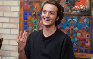 ببینید | دشوارهای بازی یک نوجوان در نقش جوانی زخمی روی تخت بیمارستان