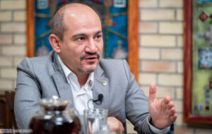 حمزه رحیم صفوی: ذات انسان‌ها اینگونه است اگر در یک خانواده چهار تا بچه باشند هیچ کدام شبیه هم نیستند؛ نه شکلشان، نه ژنتیک‌شان و نه فکرشان!