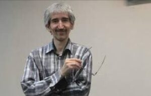 مردی با یک خودکار آبی!