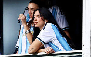 عکس| دوآ لیپا با لباس آرژانتین تماشاگر ویژه سوپرکلاسیکو عکس| دوآ لیپا با لباس آرژانتین تماشاگر ویژه سوپرکلاسیکو