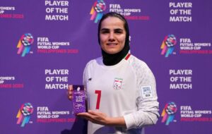 عکس | سلفی فرشته کریمی با جایزه ویژه فیفا عکس | سلفی فرشته کریمی با جایزه ویژه فیفا