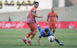 عکس| پوستر طعنه‌آمیز علیه استقلال؛ لوگوی آبی‌ها روی سینه داور!