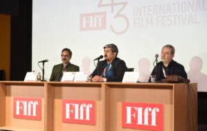 غیرعادی کردن جریان طبیعی زندگی موجب ایجاد شاعرانگی می‌شود