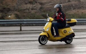 موتورسواری زنان حالا دیگر برای شهروندان عادی شده/ موتورهایی به رنگ بنفش یاسی،قرمزگوجه ای و زردقناری زیرپای خانمها