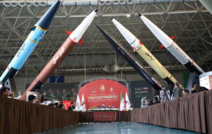 نشست خبری یک جشنواره تئاتری زیر سایه‌ی موشک‌های «خیبرشکن»، «فتاح» و…