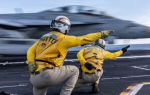 پرواز جنگنده‌ها از قدرتمندترین ناو جنگی جهان