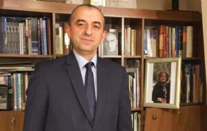 آرشی دیگر در سپیدی برف‌های بانه