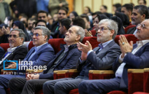 ژست خاص پزشکیان در مراسم روز دانشجو + عکس