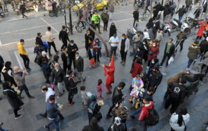 افزایش لجاجت جمعی درپی شادی اجباری/ طبقه فرودست شادی می‌کند تا دوام بیاورد، شادی طبقه فرادست برای نمایش منزلت است