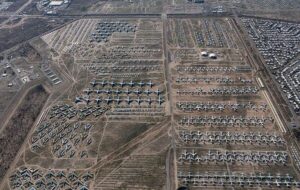 بمب‌افکن‌ها و جنگنده‌های آمریکایی یکجا جمع شده‌اند / صف کشیدن چهار هزار هواپیما در صحرا