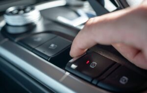 ترمز دستی برقی چگونه کار می‌کند؟