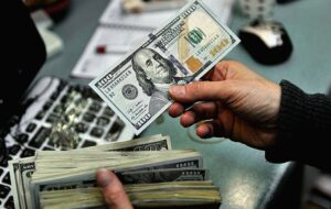 جزییات راهکارهای مصوبه ۱۷ بندی دولت برای کنترل بازار ارز/ کاهش کسری بودجه چگونه ممکن می‌شود؟