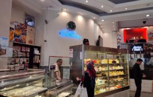 خرید شیرینی نصف شد/ بهره‌مند: روغن را ۱.۵ میلیون تومان می‌خریدیم، یکباره ۴ میلیون تومان شده، آیا می‌شود قیمت شیرینی افزایش پیدا نکند؟