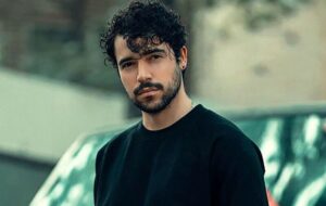 خواننده ترانه «برای»، باید «مبارزِ تمام‌وقت» بماند؟/ چرا کسانی که خود از ارشاد مجوز دارند، مجوزگرفتن شروین حاجی‌پور را تقبیح می‌کنند؟  