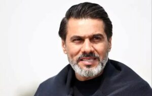 خیابانی با دیدن میکروفن هر چیزی می‌گوید!