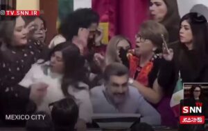 زنان نماینده با یورش به تریبون کنگره موهای یکدیگر را کندند! / فیلم