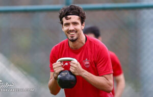 عکس| باکیچ روی دست آقا کریم!