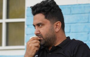 عکس | وضعیت باورنکردنی مربی لیگ برتری کنار زمین؛ مربیگری با ویلچر!