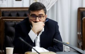 تصاویر متفاوت از پزشکیان و قالیباف در مراسم ترحیم همسر و فرزندان سقاب اصفهانی/ سلفی با روسای دو قوه