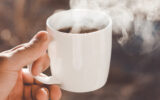 قهوه یا چای؛ کدام برای سلامت استخوان‌ها پس از یائسگی بهتر است؟